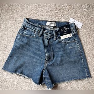 Abercrombie 4” Mom Short Curve Love